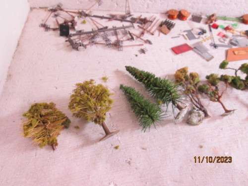 N SCALE : LARGE COLLECTION OF VEHICLES, ANIMALS & SCENERY BITS & PIECES