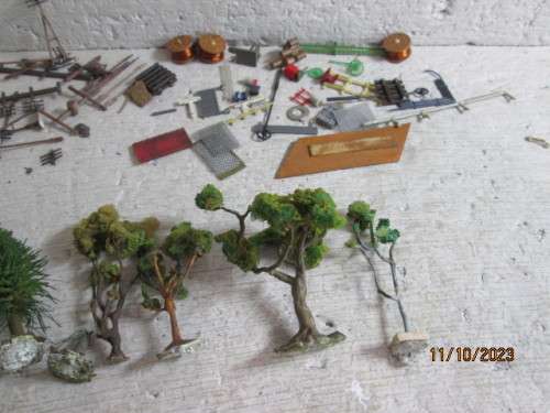 N SCALE : LARGE COLLECTION OF VEHICLES, ANIMALS & SCENERY BITS & PIECES