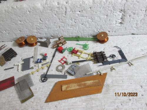 N SCALE : LARGE COLLECTION OF VEHICLES, ANIMALS & SCENERY BITS & PIECES