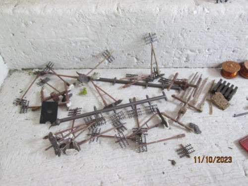 N SCALE : LARGE COLLECTION OF VEHICLES, ANIMALS & SCENERY BITS & PIECES