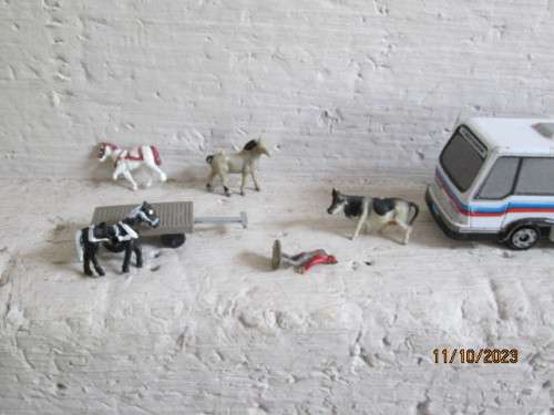 N SCALE : LARGE COLLECTION OF VEHICLES, ANIMALS & SCENERY BITS & PIECES