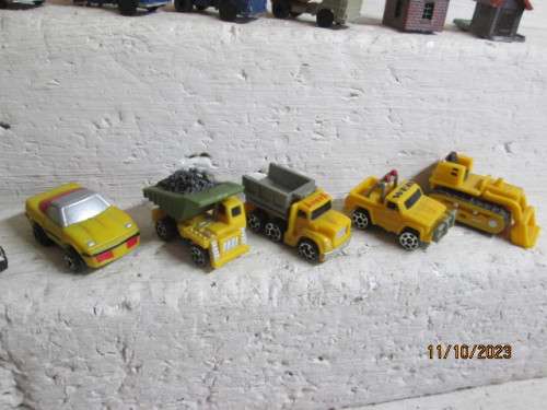 N SCALE : LARGE COLLECTION OF VEHICLES, ANIMALS & SCENERY BITS & PIECES