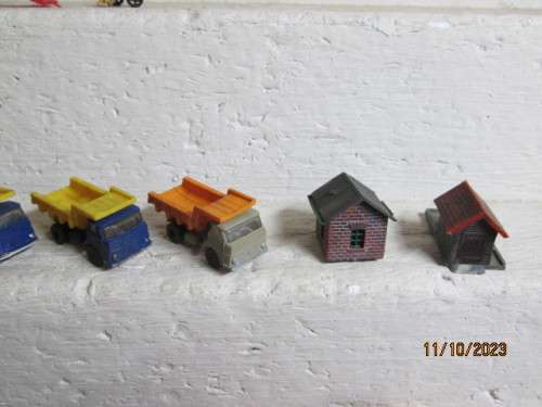N SCALE : LARGE COLLECTION OF VEHICLES, ANIMALS & SCENERY BITS & PIECES