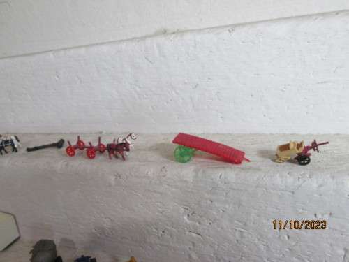 N SCALE : LARGE COLLECTION OF VEHICLES, ANIMALS & SCENERY BITS & PIECES