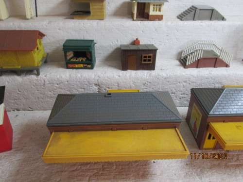HO / OO SCALE : TRIANG - STATION BUILDINGS + BITS & PIECES