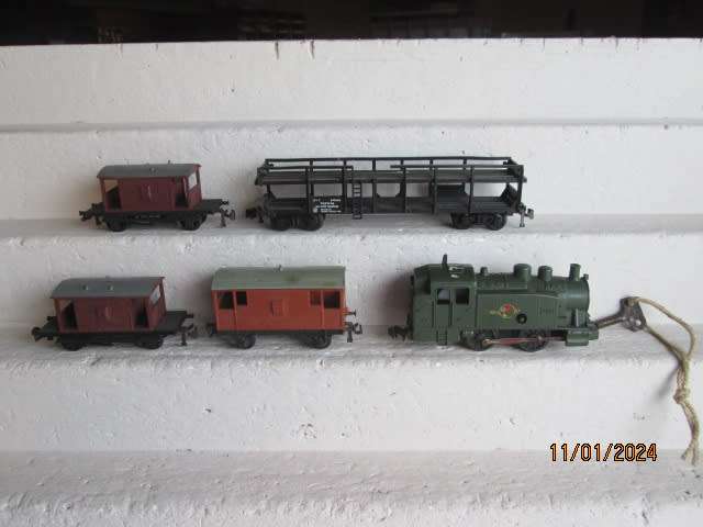 HO SCALE - JOUEF -WINDUP SET - WITH X4 GOODS WAGONS