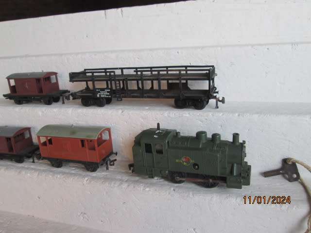 HO SCALE - JOUEF -WINDUP SET - WITH X4 GOODS WAGONS