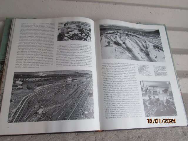 HARDCOVER RAILWAY BOOK - NORTH AMERICAN RAILWAYS
