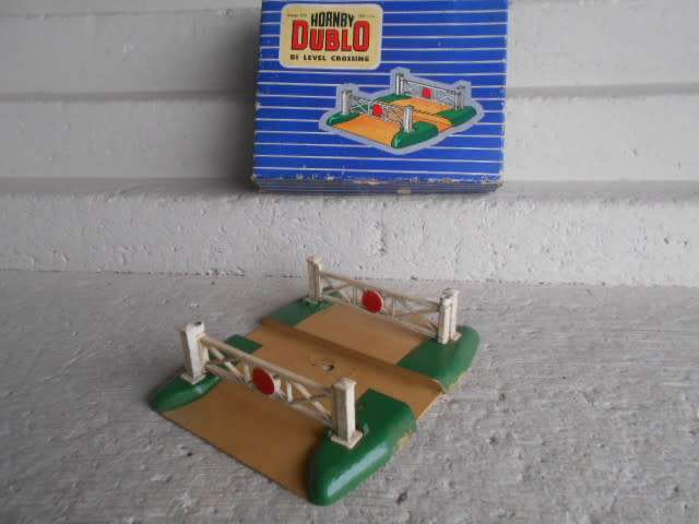 OO SCALE : HORNBY - DUBLO - LEVEL CROSSING - BOXED