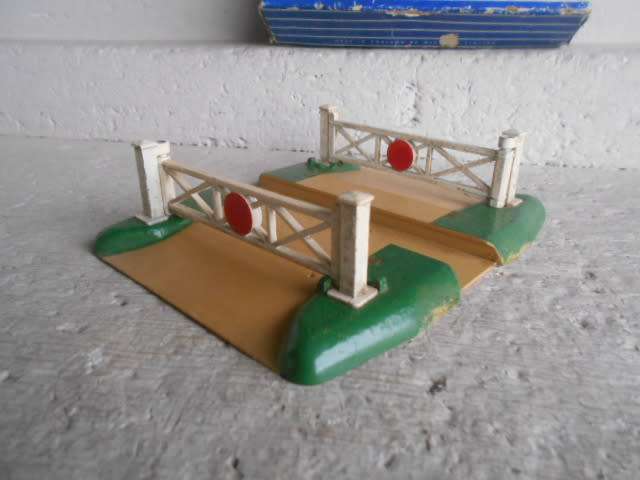 OO SCALE : HORNBY - DUBLO - LEVEL CROSSING - BOXED