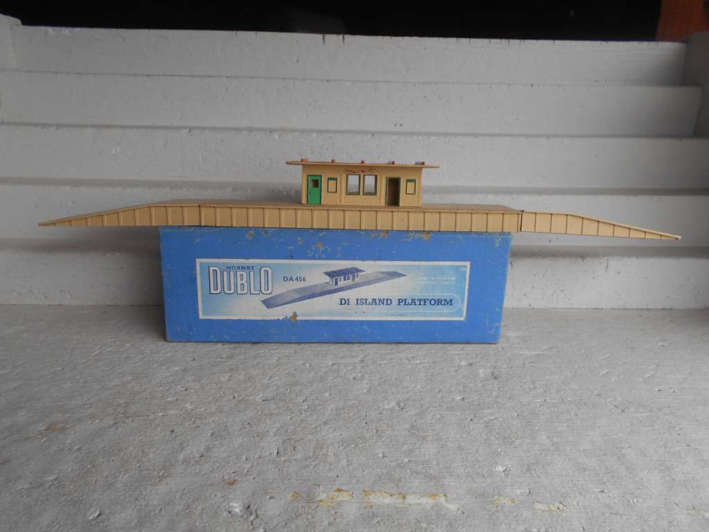 OO SCALE- HORNBY - DUBLO - D1 ISLAND PLATFORM - BOXED