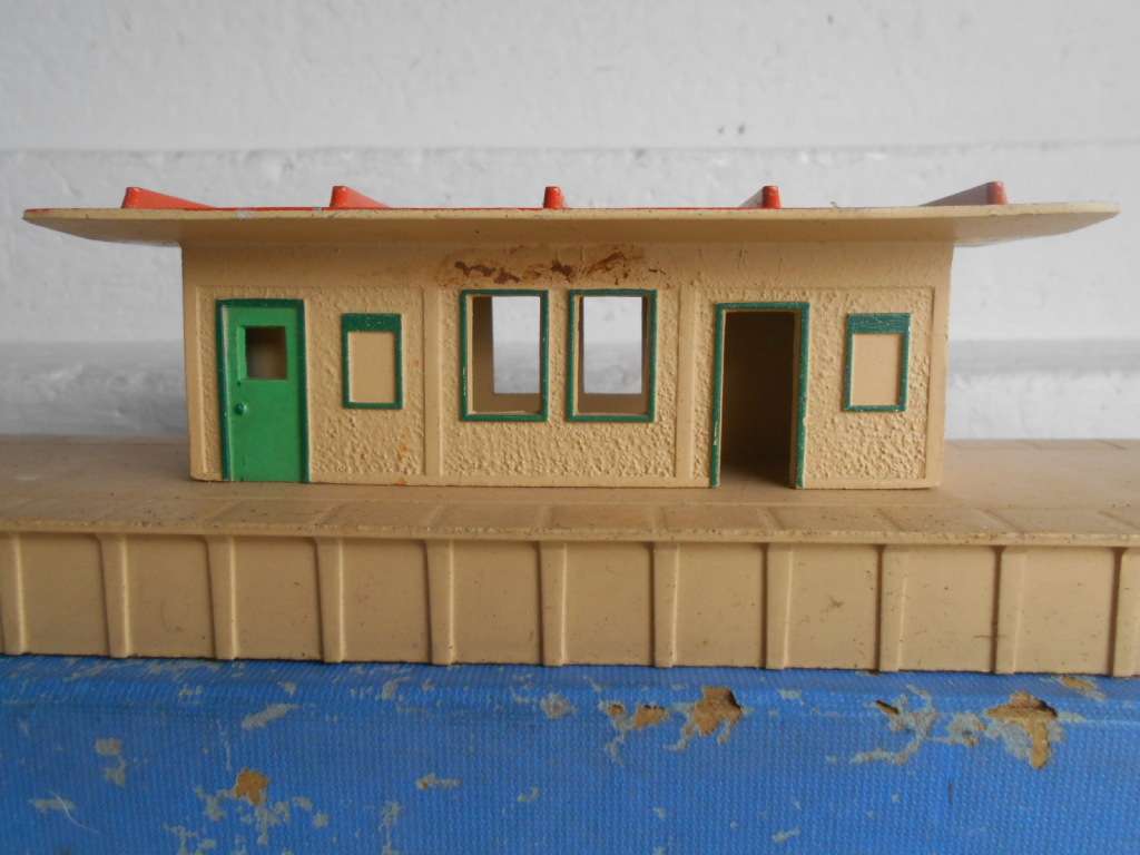 OO SCALE- HORNBY - DUBLO - D1 ISLAND PLATFORM - BOXED