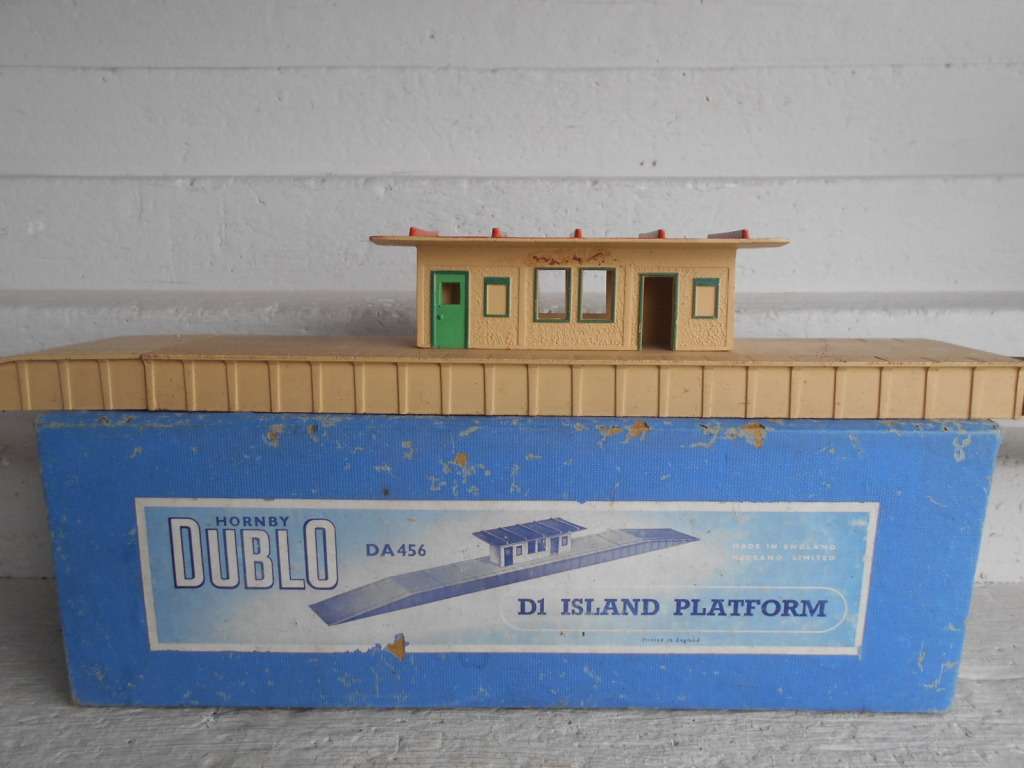 OO SCALE- HORNBY - DUBLO - D1 ISLAND PLATFORM - BOXED