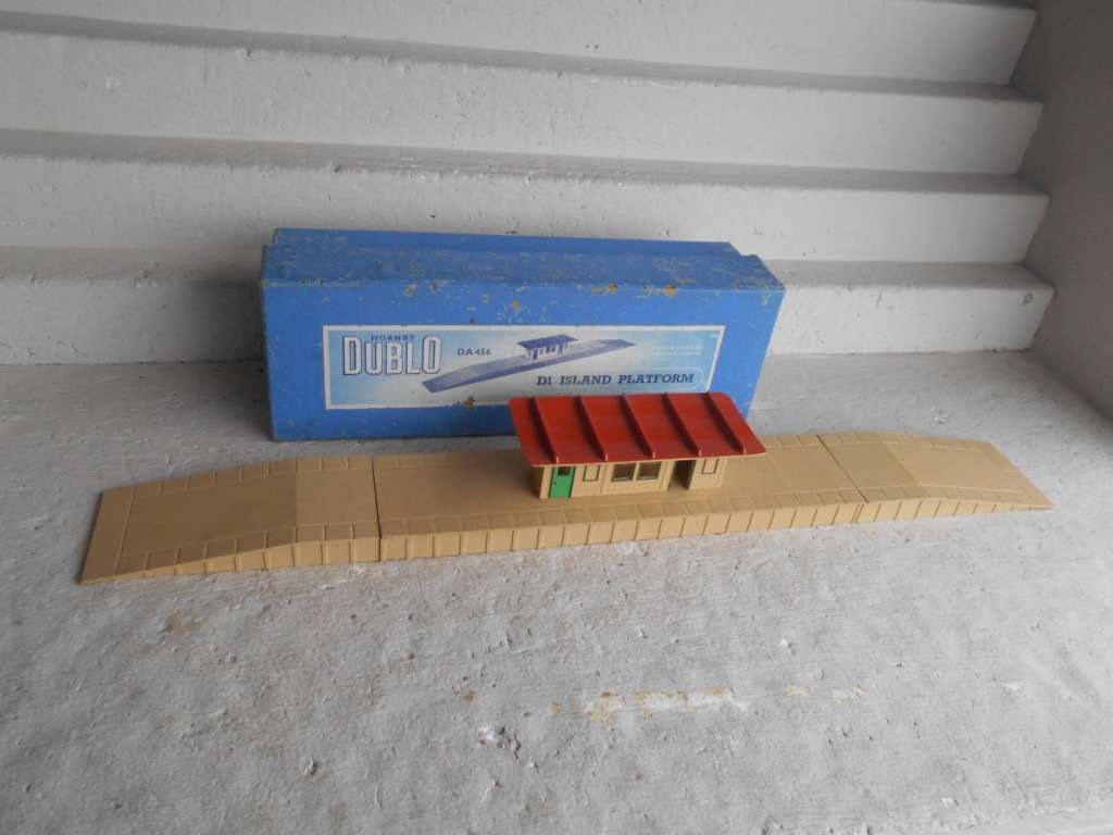 OO SCALE- HORNBY - DUBLO - D1 ISLAND PLATFORM - BOXED