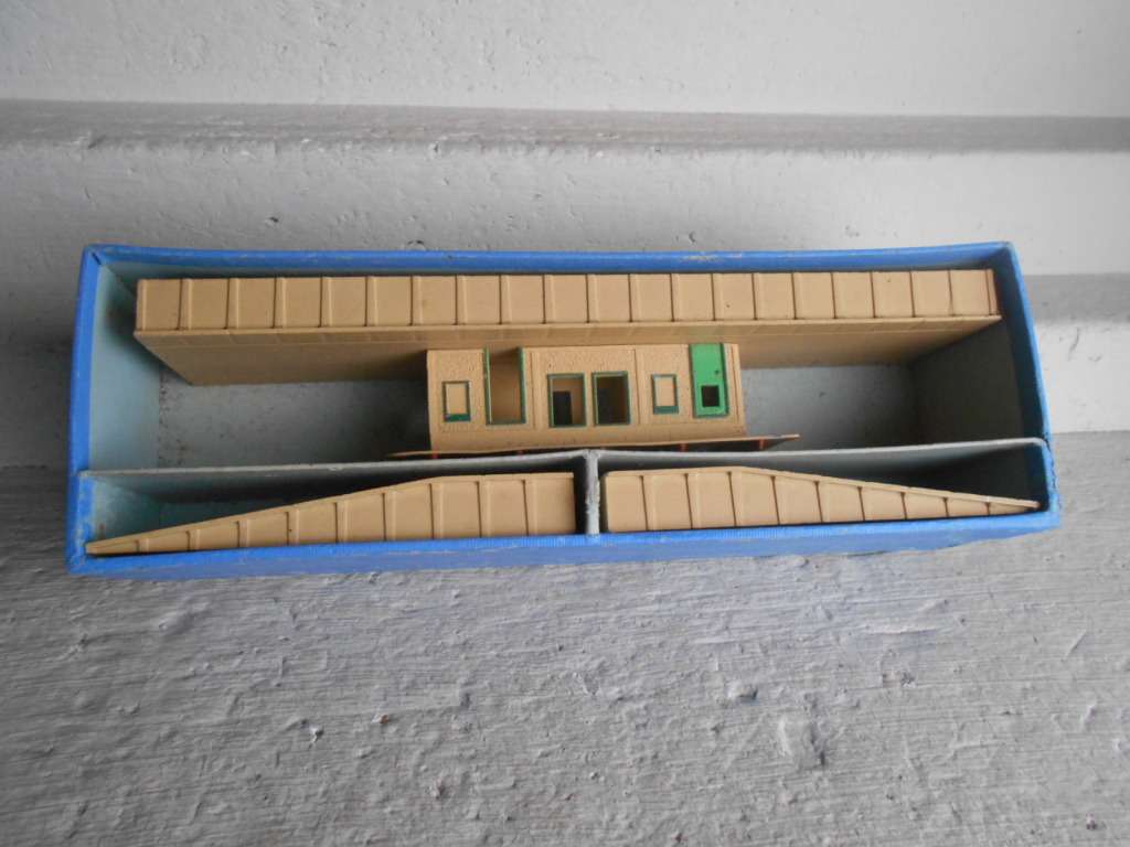 OO SCALE- HORNBY - DUBLO - D1 ISLAND PLATFORM - BOXED