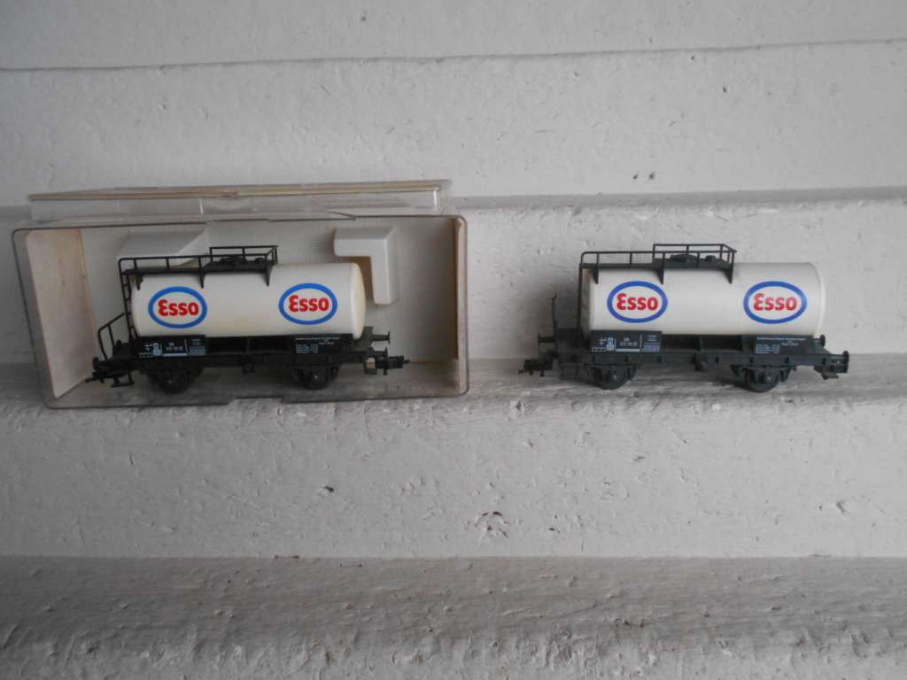HO SCALE - FLEISCHMANN - ESSO TANKER WAGONS - X2 - BOXED