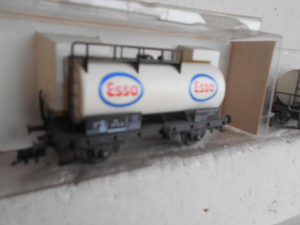 HO SCALE - FLEISCHMANN - ESSO TANKER WAGONS - X2 - BOXED