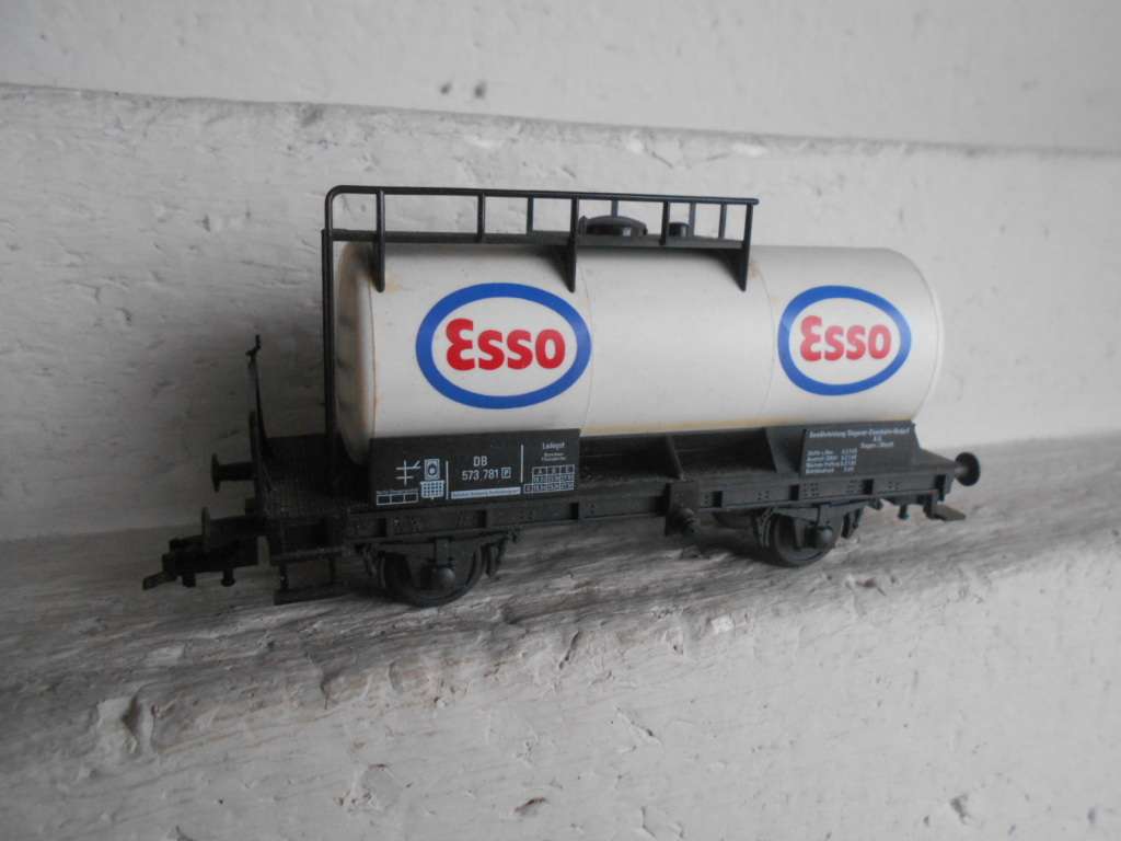 HO SCALE - FLEISCHMANN - ESSO TANKER WAGONS - X2 - BOXED