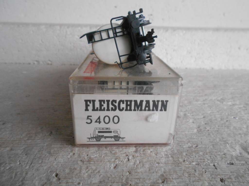 HO SCALE - FLEISCHMANN - ESSO TANKER WAGONS - X2 - BOXED