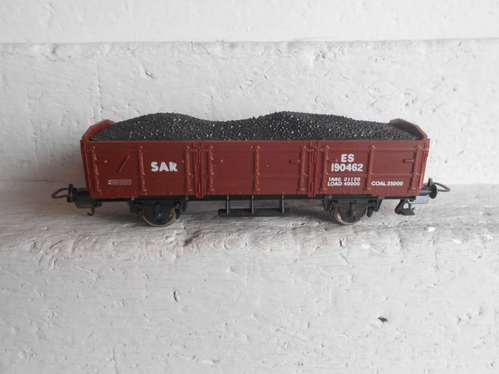 HO SCALE - LIMA - ES WAGON WITH COAL LOAD