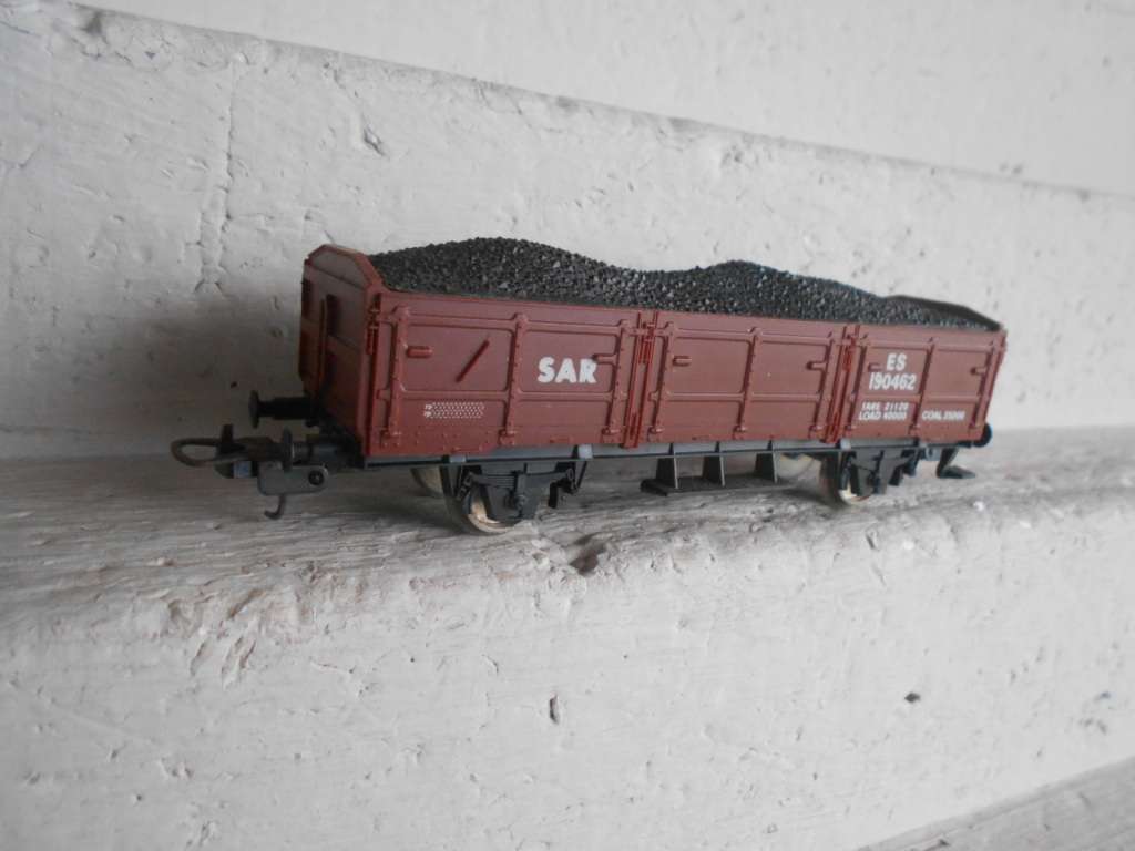 HO SCALE - LIMA - ES WAGON WITH COAL LOAD