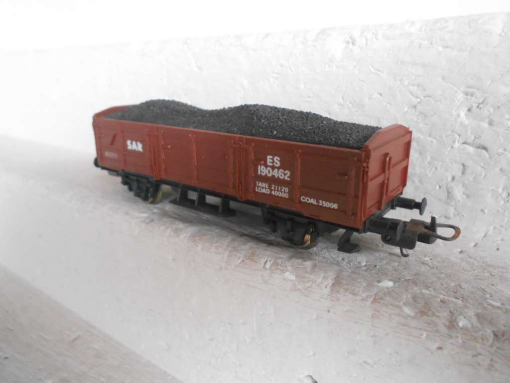 HO SCALE - LIMA - ES WAGON WITH COAL LOAD