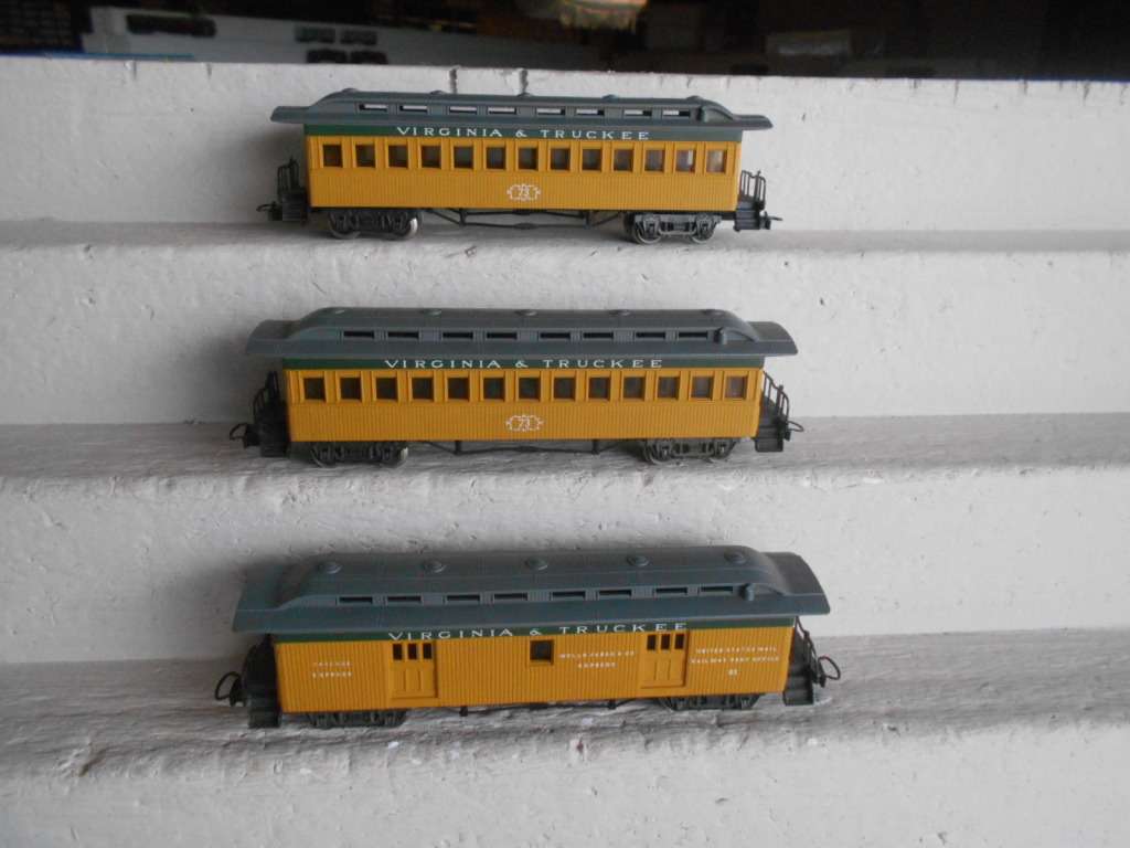 HO SCALE - RIVEROSSI - VIRGINIA & TRUCKEE - COACHES - X3