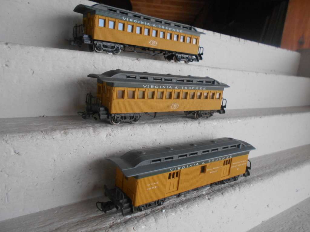 HO SCALE - RIVEROSSI - VIRGINIA & TRUCKEE - COACHES - X3