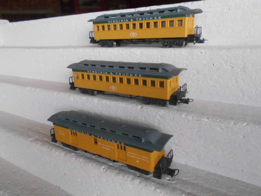 HO SCALE - RIVEROSSI - VIRGINIA & TRUCKEE - COACHES - X3