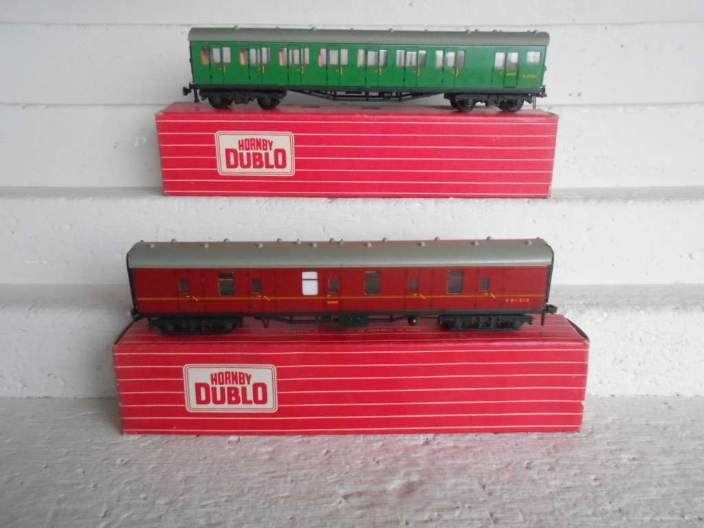 OO SCALE - HORNBY DUBLO - COACHES - X2 - BOXED
