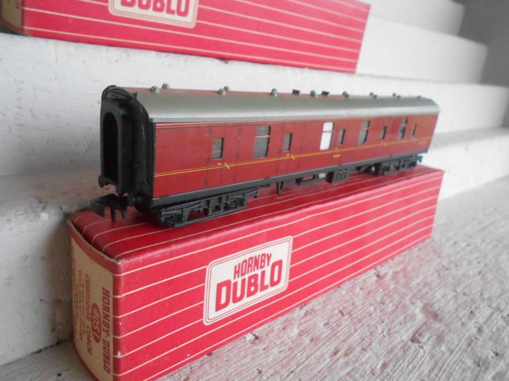 OO SCALE - HORNBY DUBLO - COACHES - X2 - BOXED