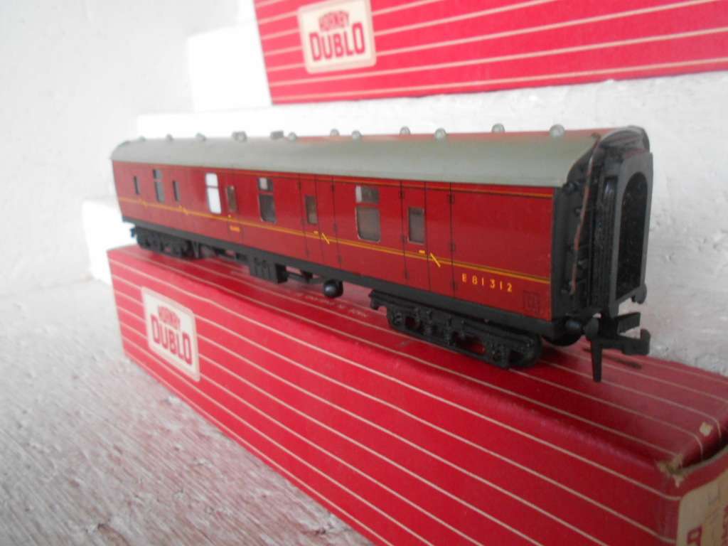 OO SCALE - HORNBY DUBLO - COACHES - X2 - BOXED