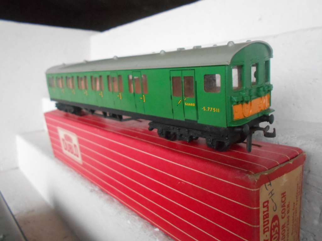 OO SCALE - HORNBY DUBLO - COACHES - X2 - BOXED