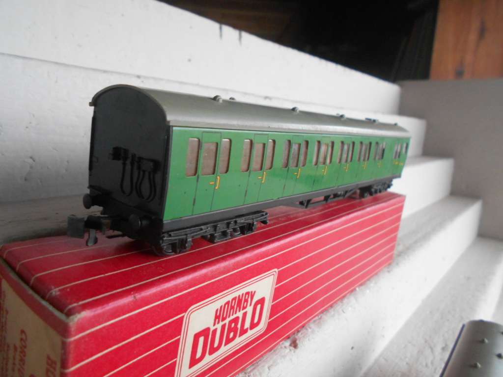 OO SCALE - HORNBY DUBLO - COACHES - X2 - BOXED