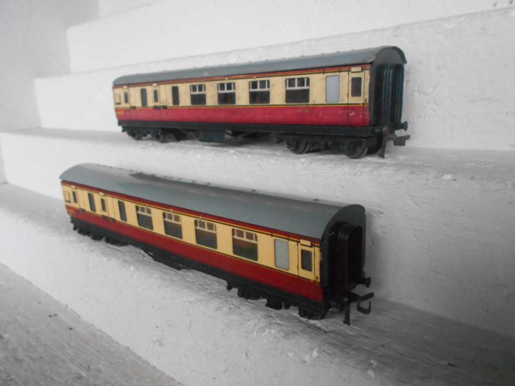 OO SCALE - HORNBY DUBLO - COACHES - X2