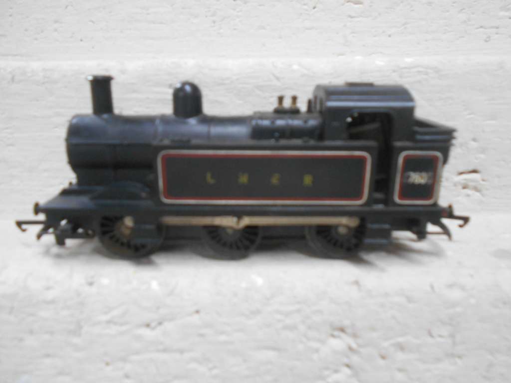 OO SCALE - TRIANG - 0-6-0 LNER STEAM LOCOMOTIVE