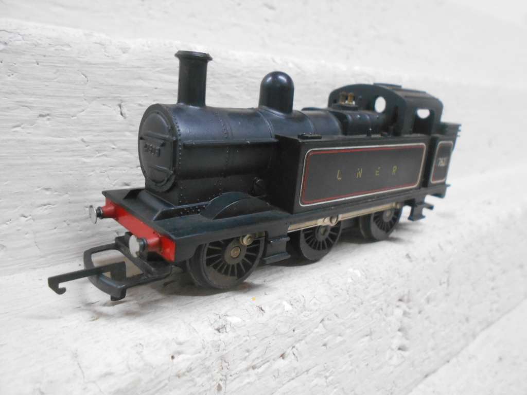 OO SCALE - TRIANG - 0-6-0 LNER STEAM LOCOMOTIVE