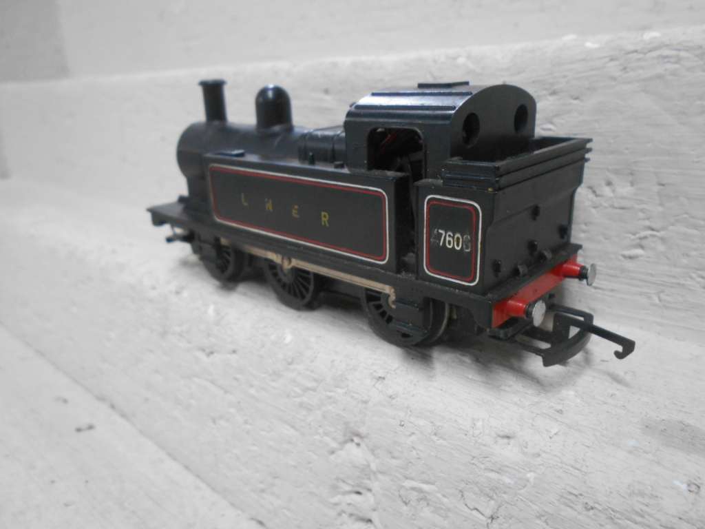 OO SCALE - TRIANG - 0-6-0 LNER STEAM LOCOMOTIVE