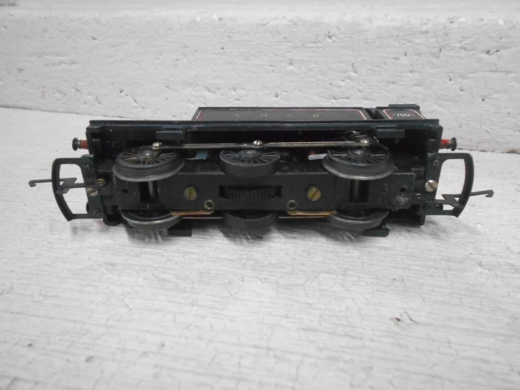 OO SCALE - TRIANG - 0-6-0 LNER STEAM LOCOMOTIVE