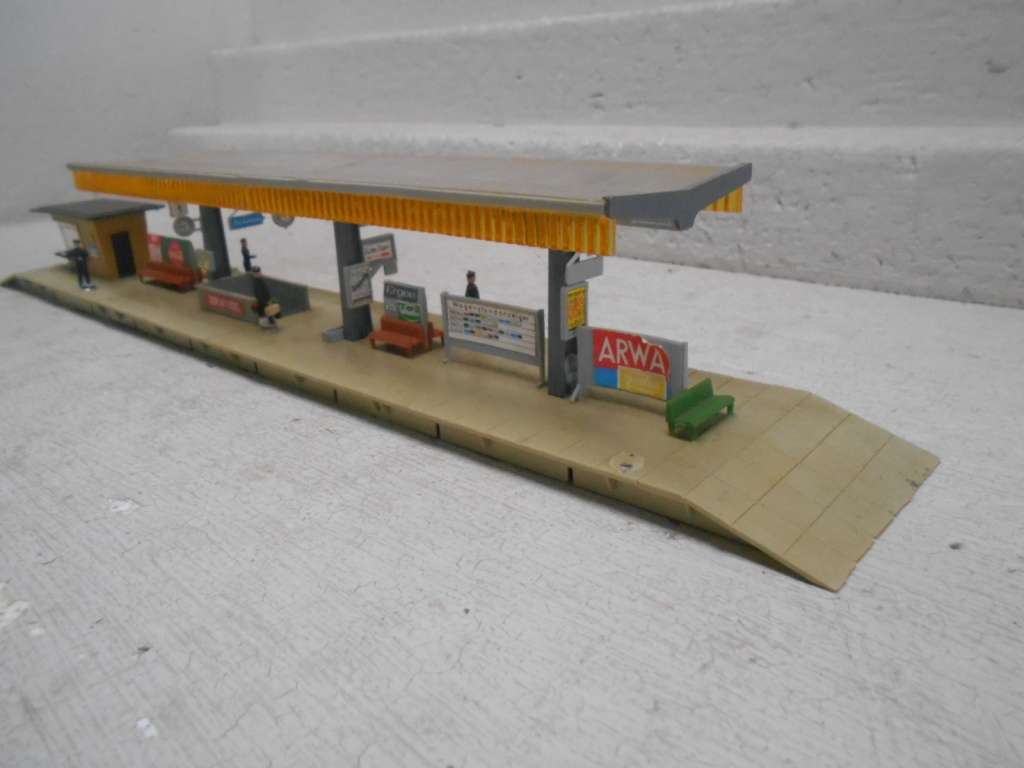 HO SCALE - FALLER - STATION PLATFORM WITH CANOPY