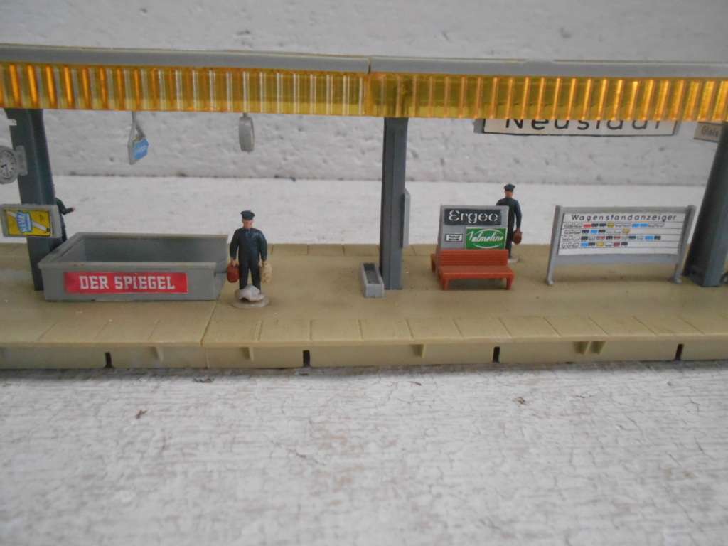 HO SCALE - FALLER - STATION PLATFORM WITH CANOPY
