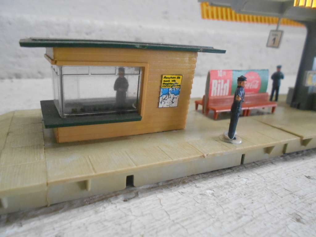 HO SCALE - FALLER - STATION PLATFORM WITH CANOPY