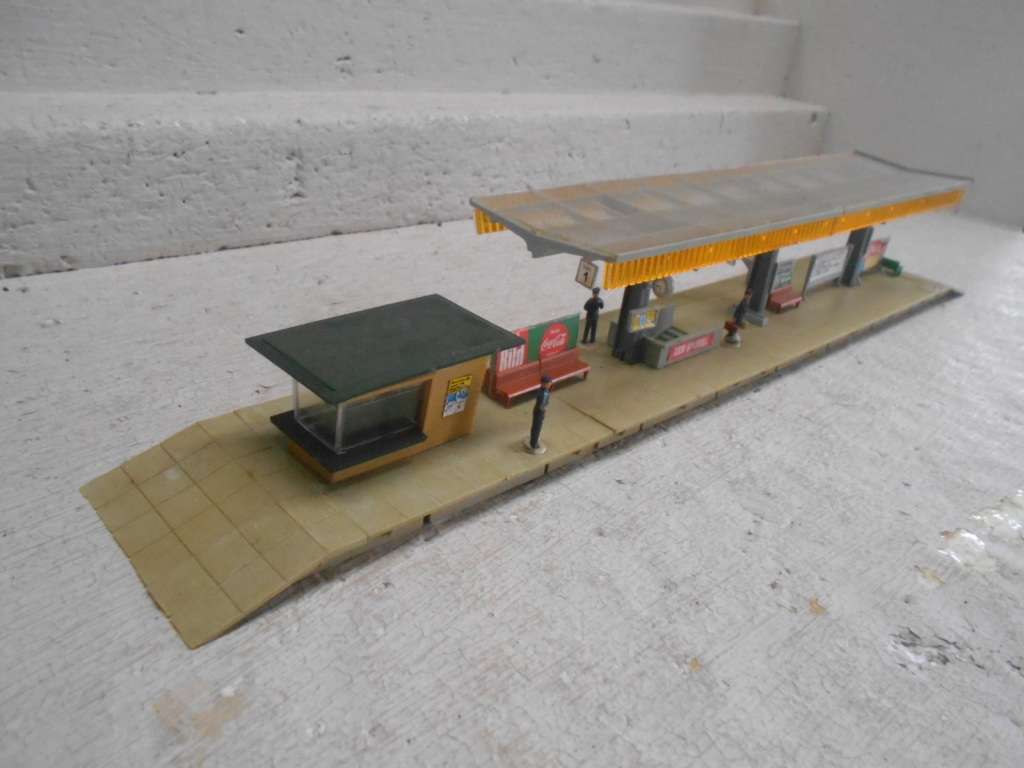 HO SCALE - FALLER - STATION PLATFORM WITH CANOPY