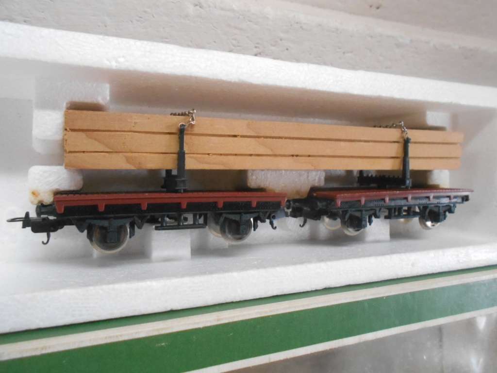 HO  SCALE - LIMA - TWIN WAGON WITH WOOD LOAD - BOXED
