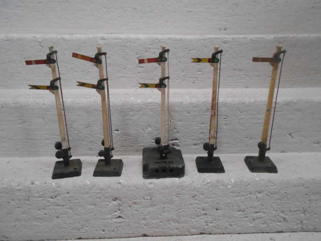 OO SCALE - HORNBY DUBLO - VARIOUS RAIL SIGNALS - X5