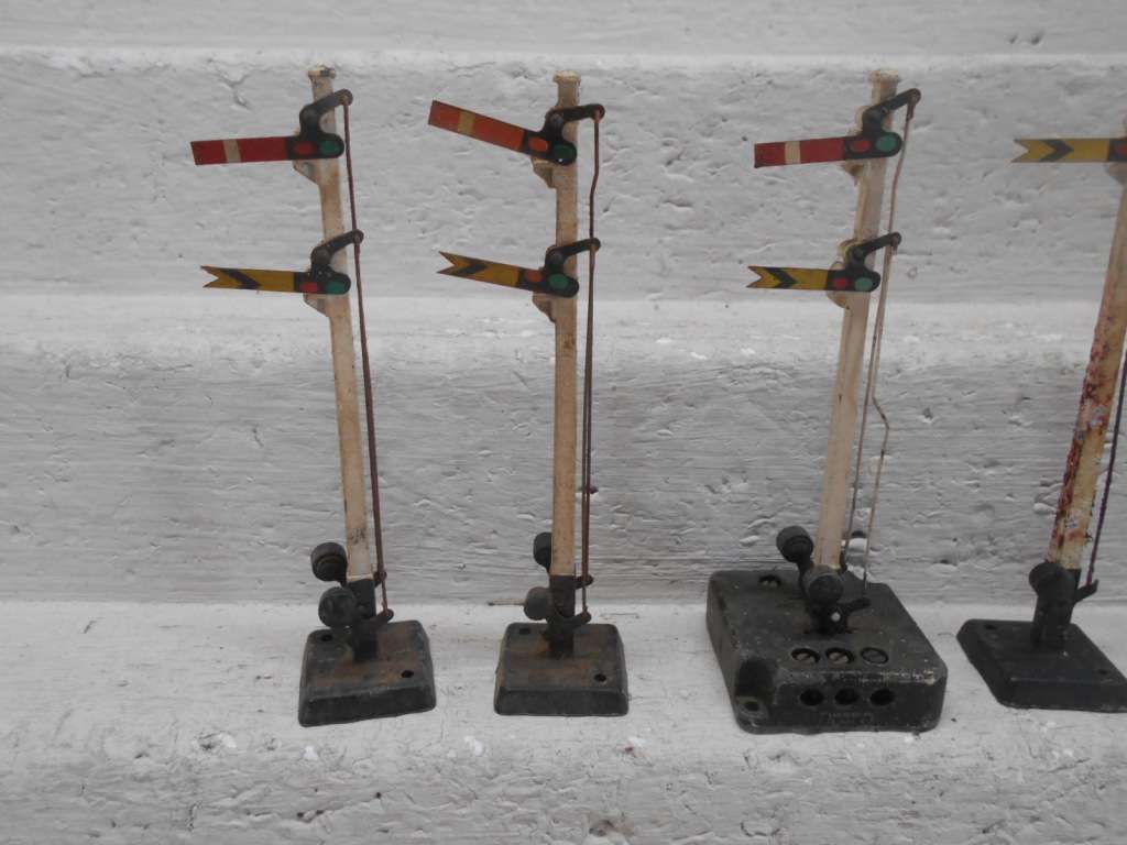 OO SCALE - HORNBY DUBLO - VARIOUS RAIL SIGNALS - X5