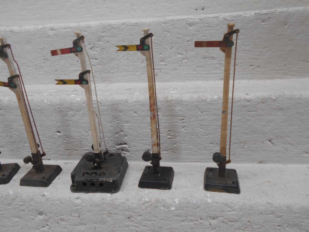 OO SCALE - HORNBY DUBLO - VARIOUS RAIL SIGNALS - X5