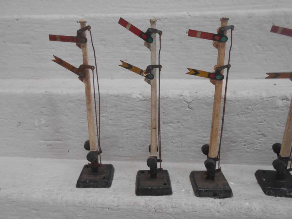 OO SCALE - HORNBY DUBLO - VARIOUS RAIL SIGNALS - X5 + HEIGHT GAUGE