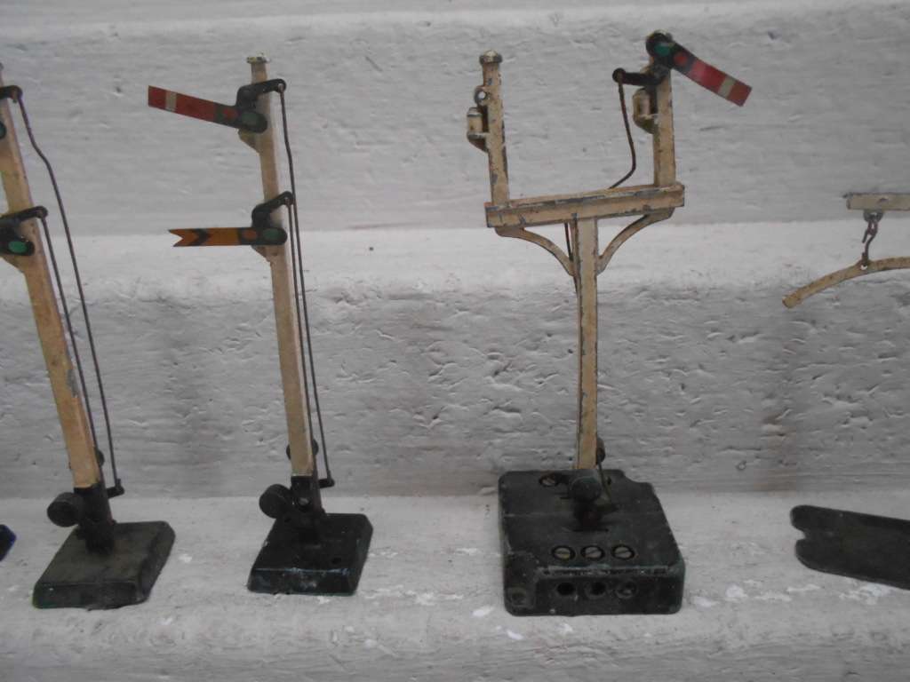 OO SCALE - HORNBY DUBLO - VARIOUS RAIL SIGNALS - X5 + HEIGHT GAUGE