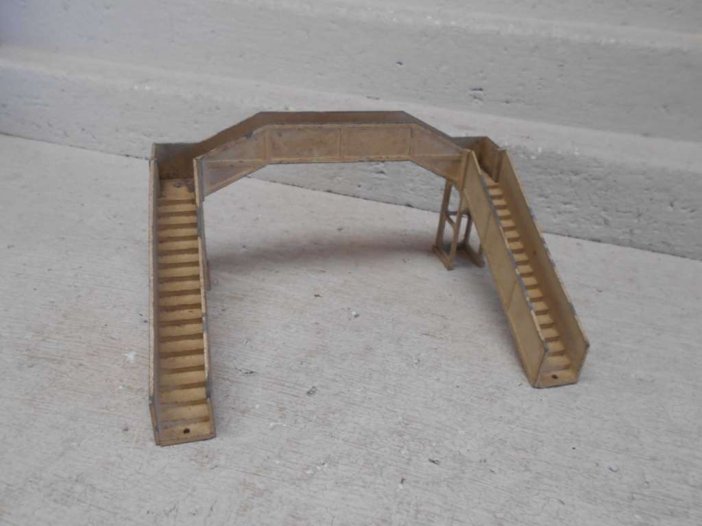 OO SCALE - HORNBY DUBLO - METAL RAIL FOOD BRIDGE